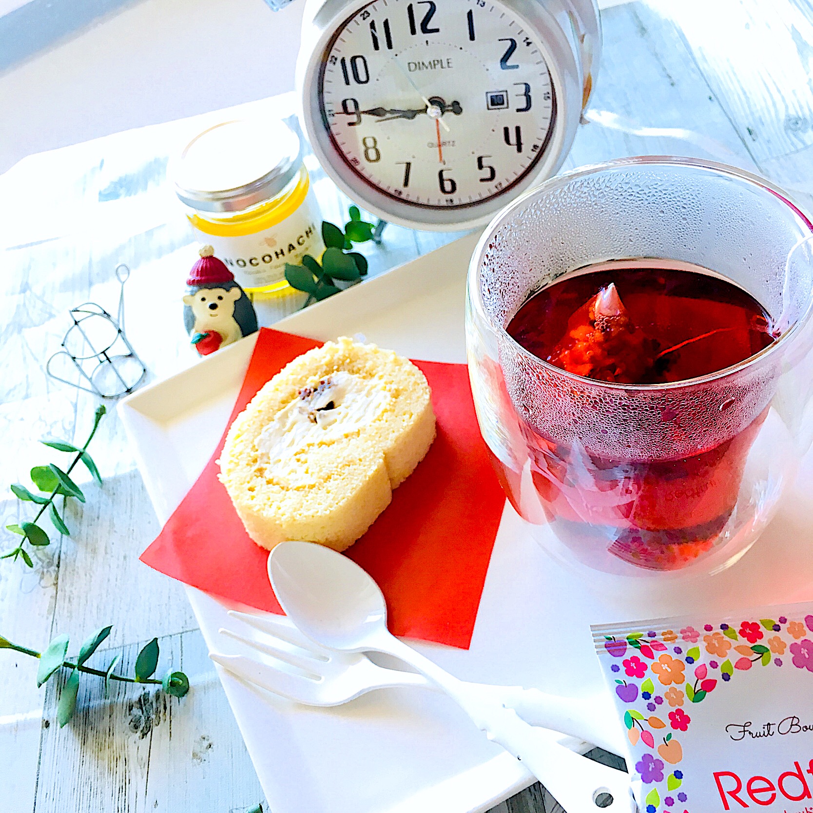 日東紅茶 Redfruit レッドフルーツティーとメープルロールケーキ 週末の朝♫