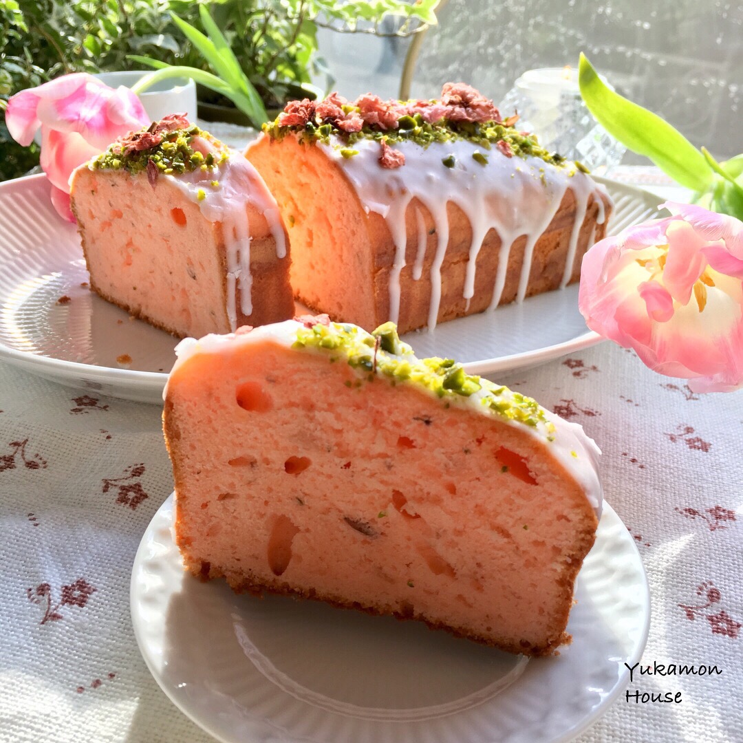 桜パウンドケーキ 塩抜きした 桜塩漬けを入れて焼いた パウンドケーキ少量の食紅を 加えてますトッピングは レンチンした桜の花と アイシング ピスタチオです ゆかモン Snapdish スナップディッシュ Id Rqtwca