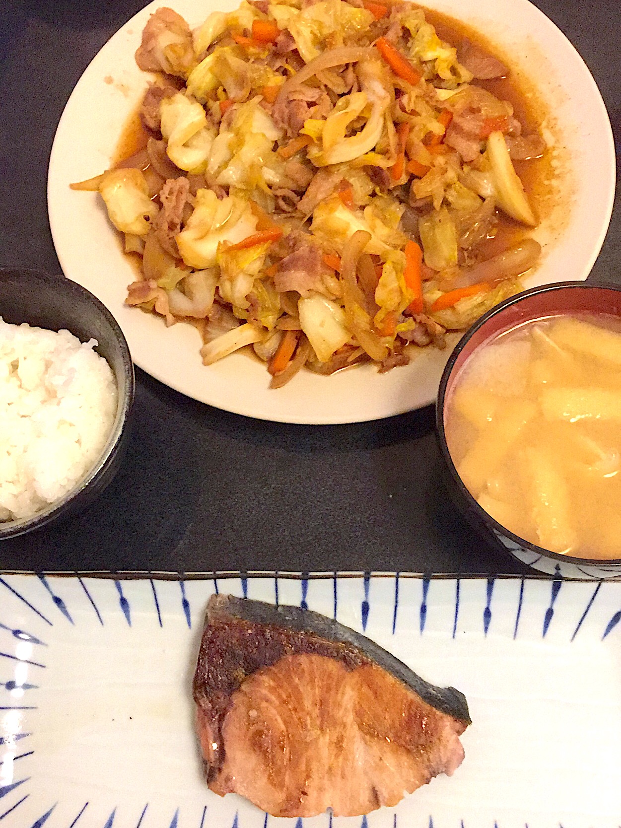 鰤の塩焼き 肉野菜炒め 長芋と油揚げのお味噌汁 ぺろたん Snapdish スナップディッシュ Id Zkadga