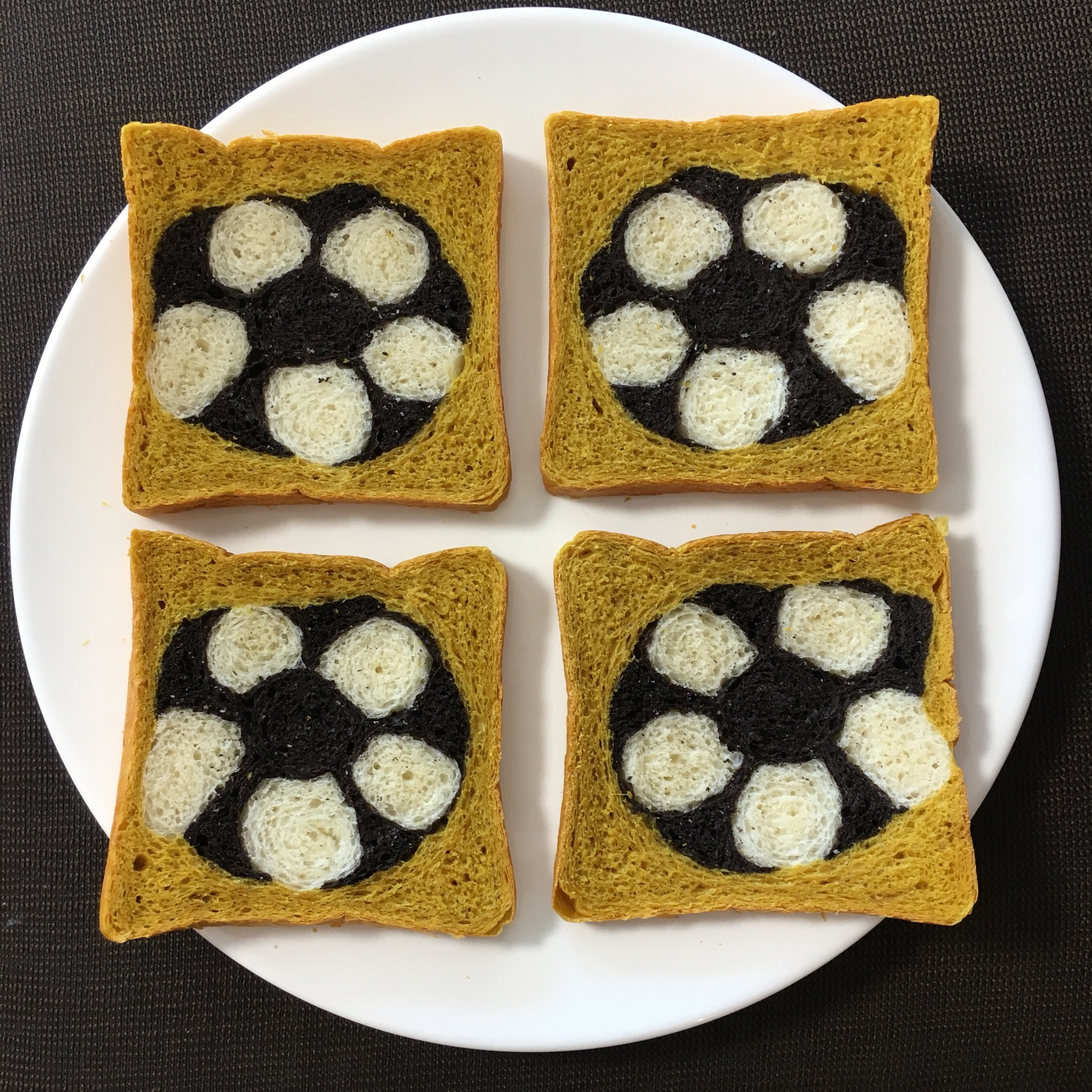 サッカーボールのイラストパン角食パン型デコパン おうちパン パン 手作りパン イラストパン 食パン 角食パン サッカー サッカーボール サッカーボールパン サッカー少年 サッカーパン Izuyo Snapdish スナップディッシュ Id Lvwpda