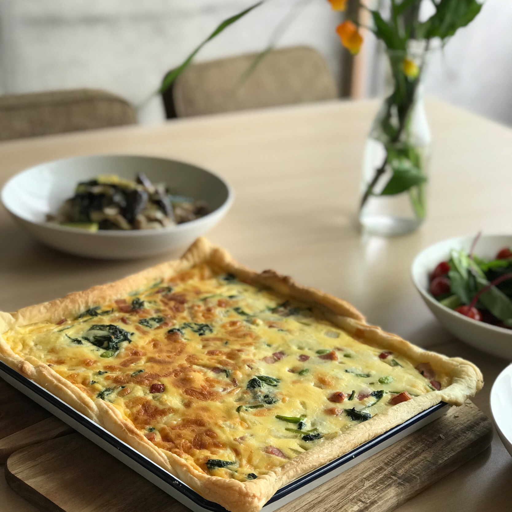 りるのんさんの料理 ほうれん草とベーコンのボトムなしキッシュ豚肉なす ズッキーニ炒め トマトサラダ Snapdishjp Snapdish スナップディッシュ Id Hphipa