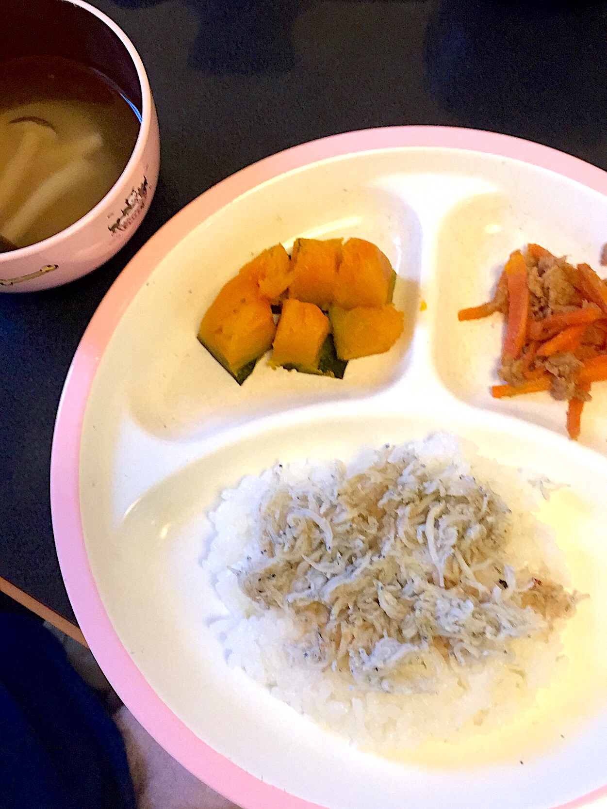 幼児食 夜しらすごはんにんじんとツナの胡麻和えかぼちゃの煮物しめじの味噌汁ブドウ ぺろたん Snapdish スナップディッシュ Id 8ysaja