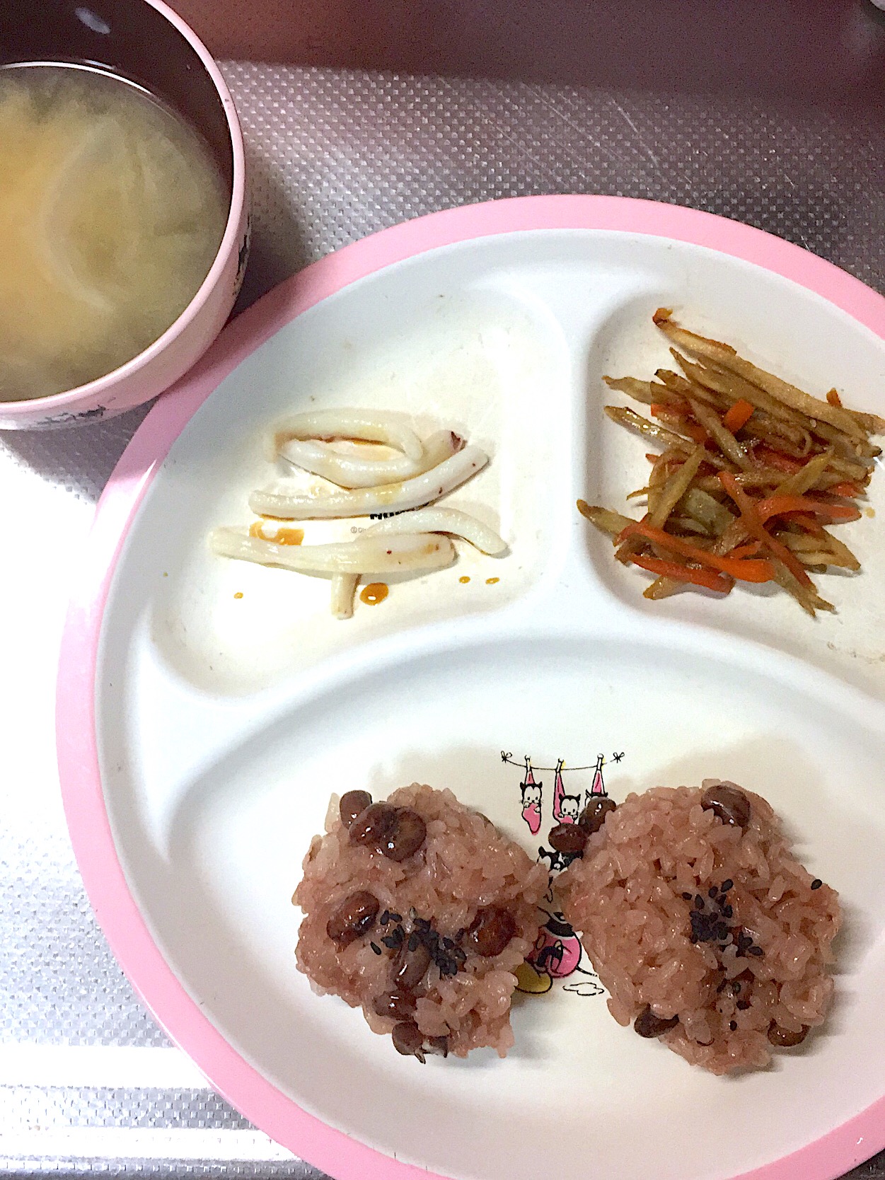 幼児食お赤飯きんぴらごぼう焼きイカ玉ねぎのお味噌汁ブドウ ぺろたん Snapdish スナップディッシュ Id Qbrqja