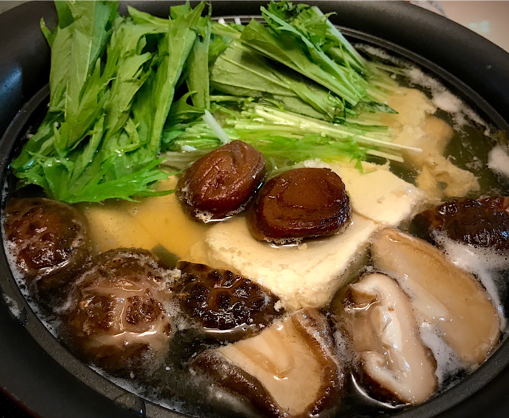 暑くなる季節には、梅干し＆干し椎茸の湯豆腐🍲暑いときは体冷やしすぎないほうが調子いいかな🤗