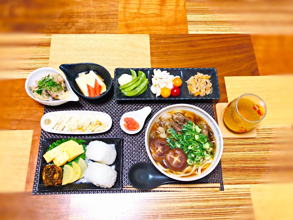 肉うどん おにぎり夜ご飯 和食 簡単料理 うどん ヤマサ昆布つゆ おにぎり 野菜 ぼんぼん Snapdish スナップディッシュ Id E0xlta