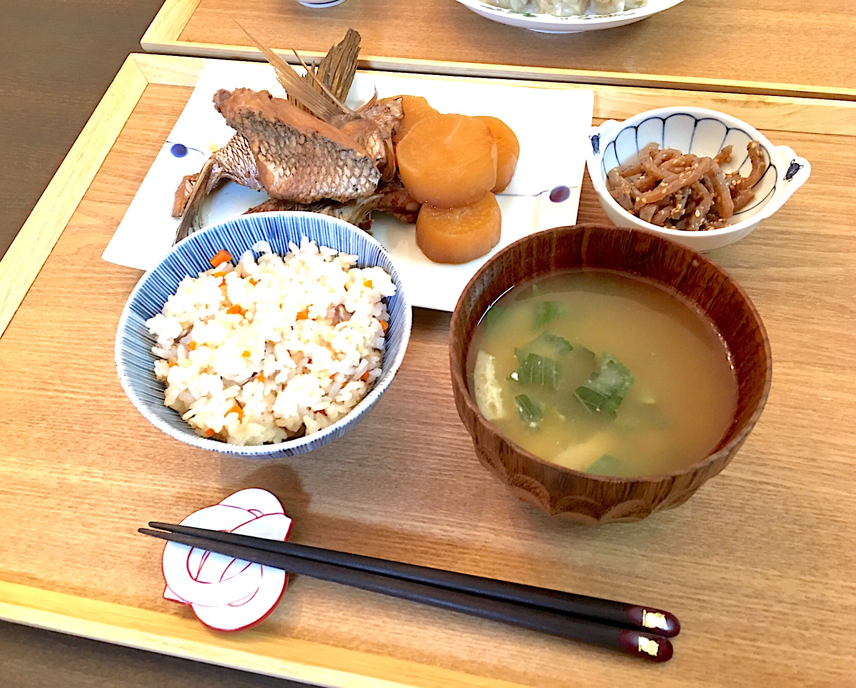 炊き込みご飯 大根とスズキのアラ煮 こんにゃくのきんぴら お味噌汁 Nakata Snapdish スナップディッシュ Id Q9qrpa