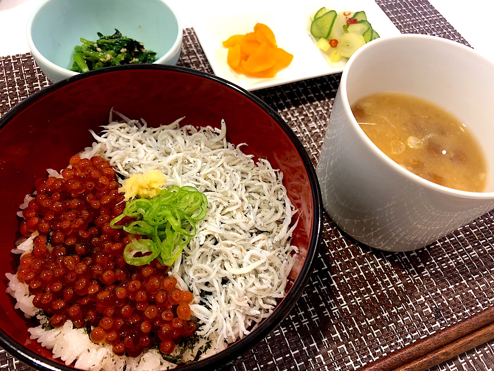 イクラしらす丼 イクラ丼しらす丼なめこと豆腐の味噌汁ほうれん草胡麻和え漬物 ゆぺこ Snapdish スナップディッシュ Id Cnguga