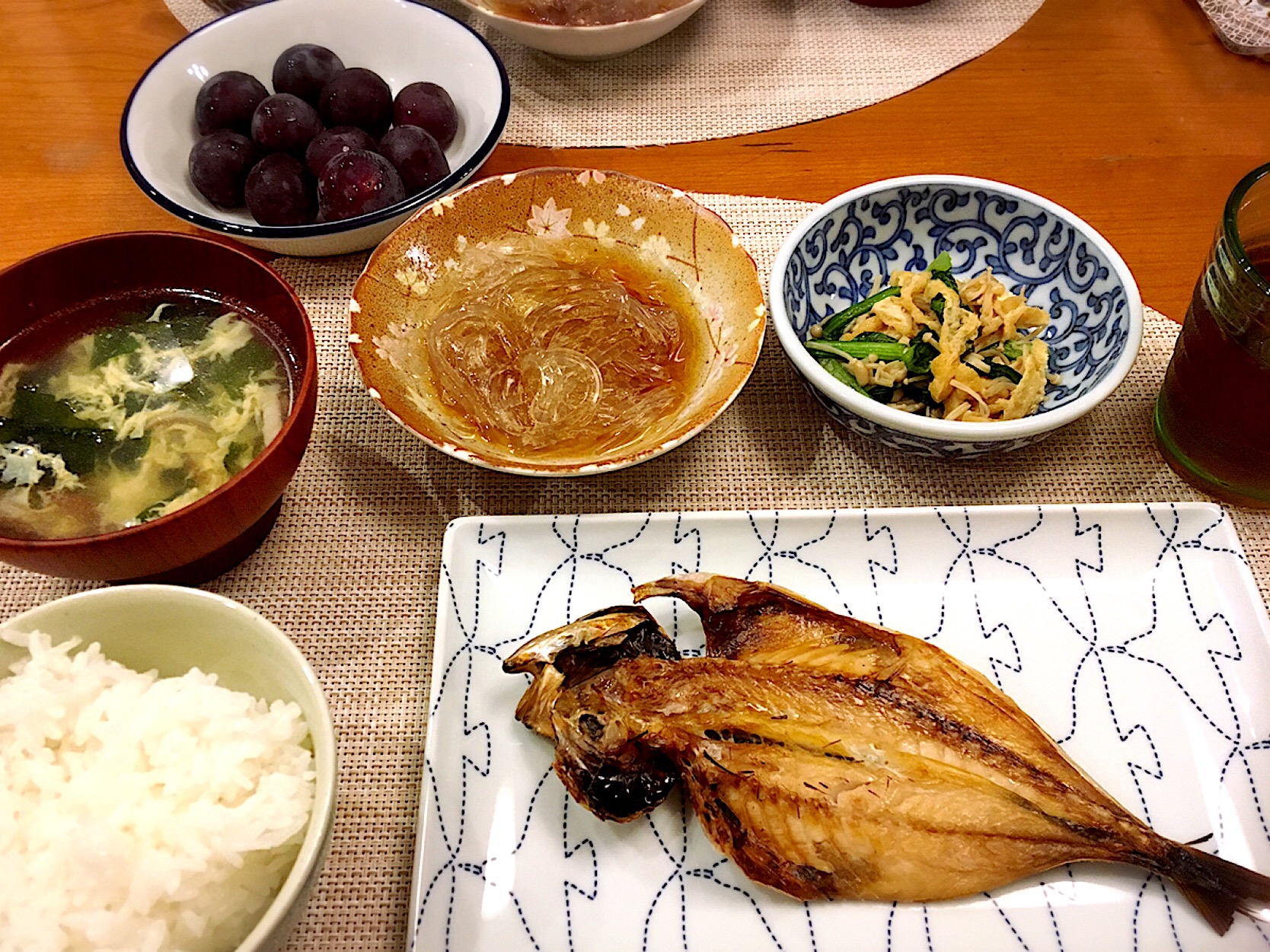 18 09 25 夕飯鯵の開き 小松菜とエノキの煮浸し 心太 ワカメと卵のスープ 巨峰 Ikuko Snapdish スナップディッシュ Id Tslu8a