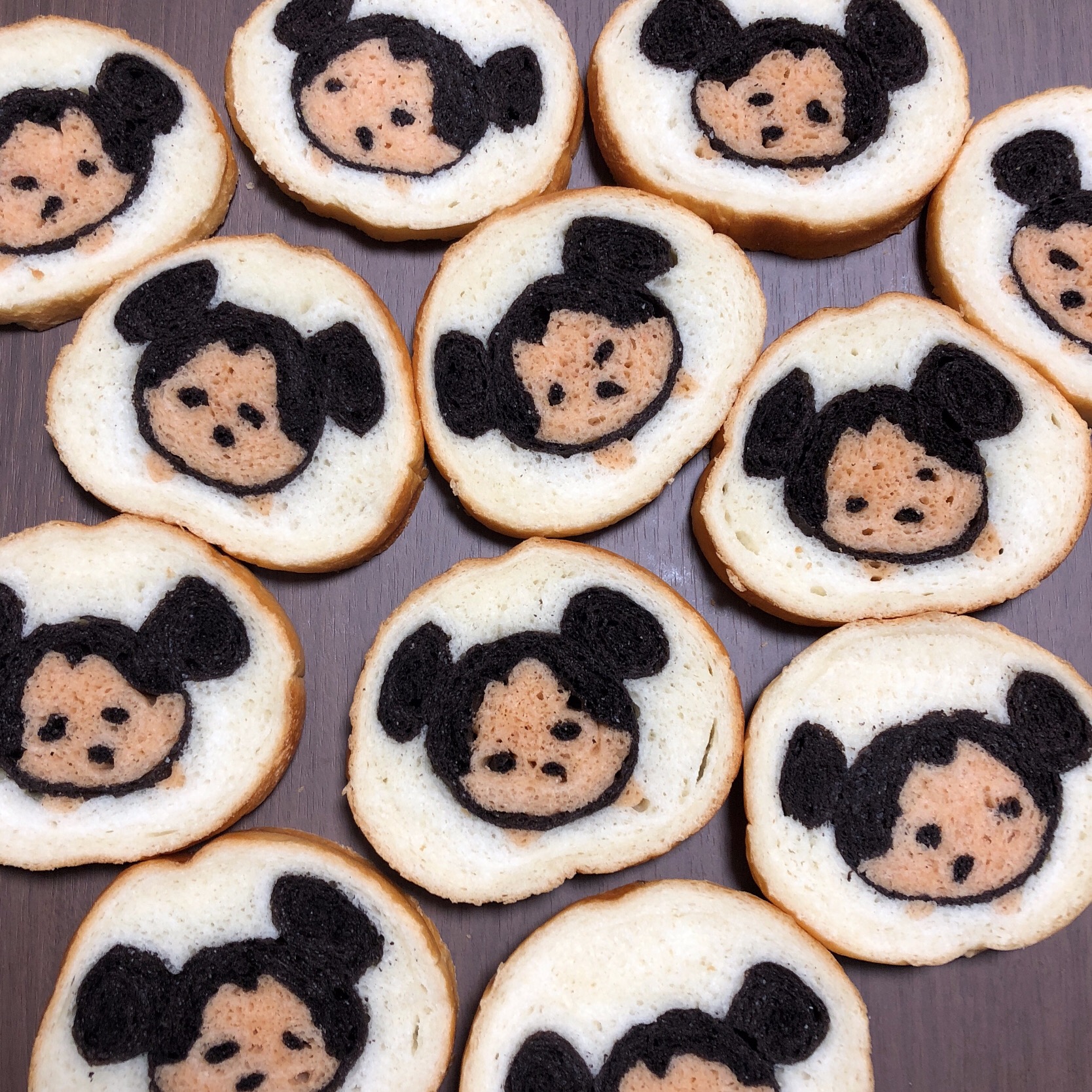 ツムツムミッキーのイラストパンイラストパン 食パン デコパン 手作りパン パントヨ型 ミッキー ミッキーマウス Mickey Mickeymousedisney ディズニー ツムツムtsumtsum Izuyo Snapdish スナップディッシュ Id 4cu4xa