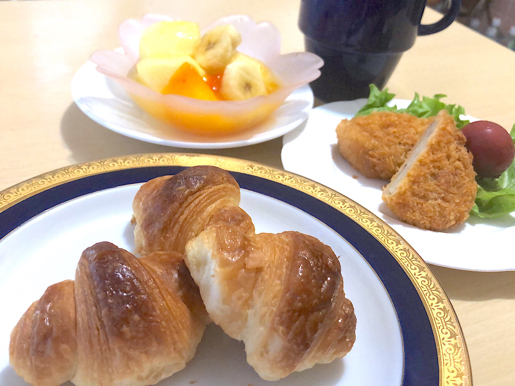 10 9朝食 朝ごはん献立 クロワッサン コロッケ フルーツサラダ りんご 柿 バナナ おさんどん Snapdish スナップディッシュ Id 9fkd5a