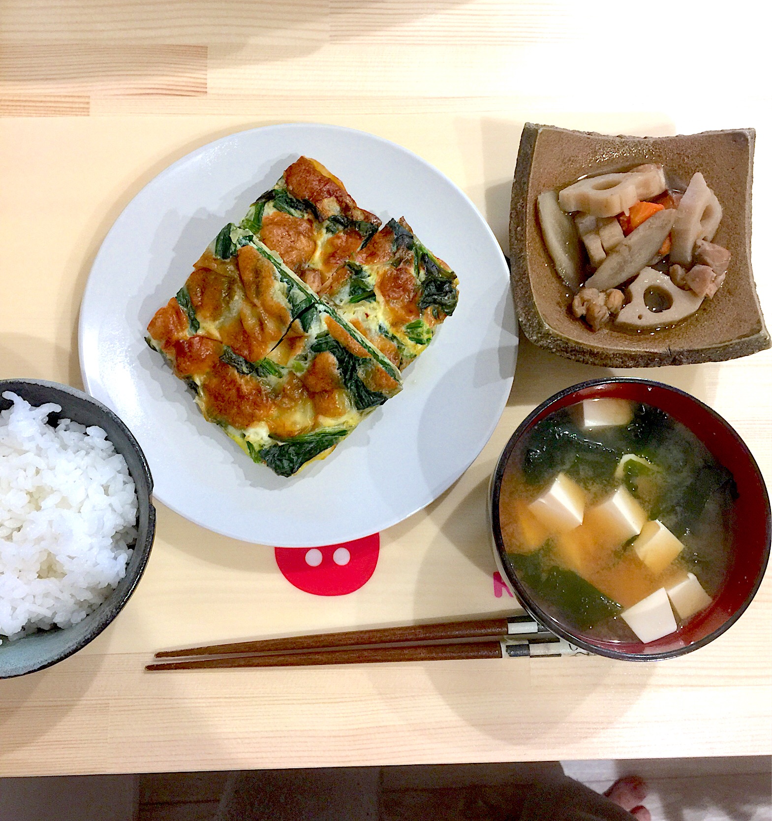 ほうれん草とたまねぎのオープンオムレツ筑前煮豆腐とわかめのお味噌汁ごはん ぺろたん Snapdish スナップディッシュ Id Djoyja