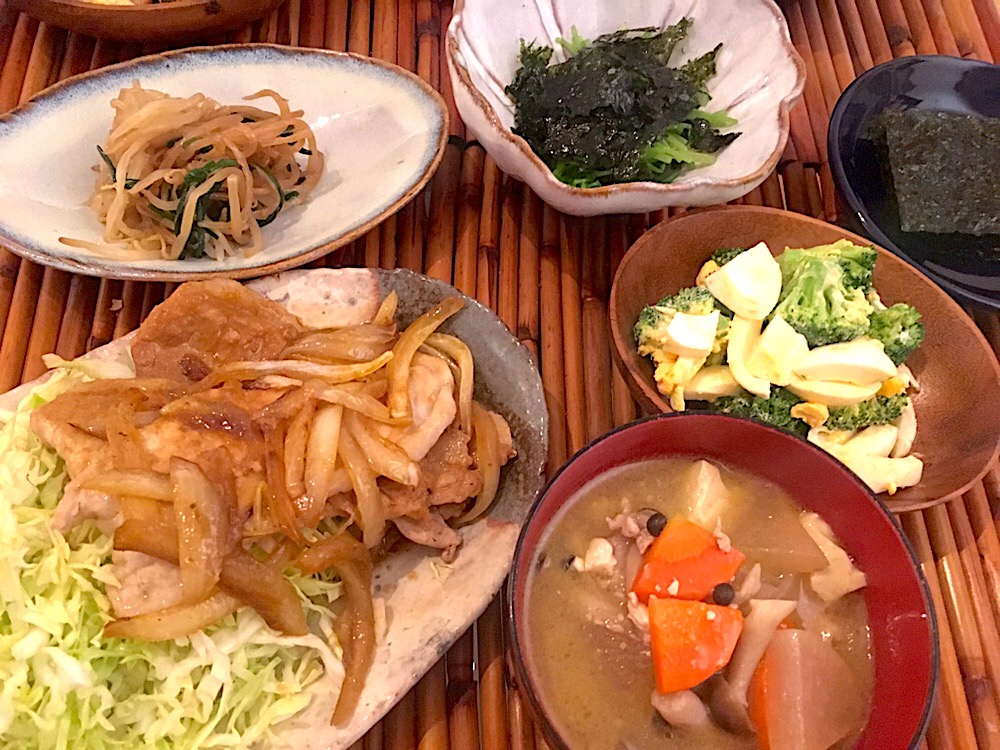 きょうの夜ごはん 豚の生姜焼き 千切りキャベツ 豚汁 三つ葉と韓国海苔のサラダ もやしとニラのナムル ブロッコリーとゆで卵のサラダ Chacha Snapdish スナップディッシュ Id Of5qla