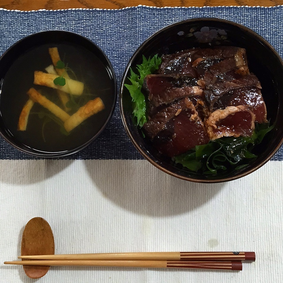 鰹たたきの漬け丼 ちくわとかいわれお吸い物 Yakinasu Snapdish スナップディッシュ Id Rt1koa