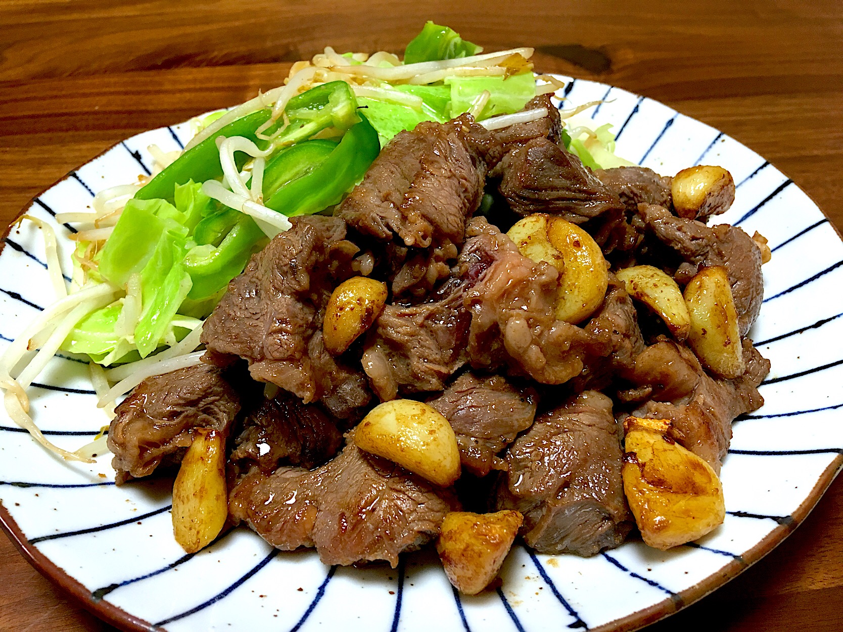 牛厚切り中落ちカルビにんにくプンプン炒め焼き野菜付き ぱぴこ家 Snapdish スナップディッシュ Id 85ybca