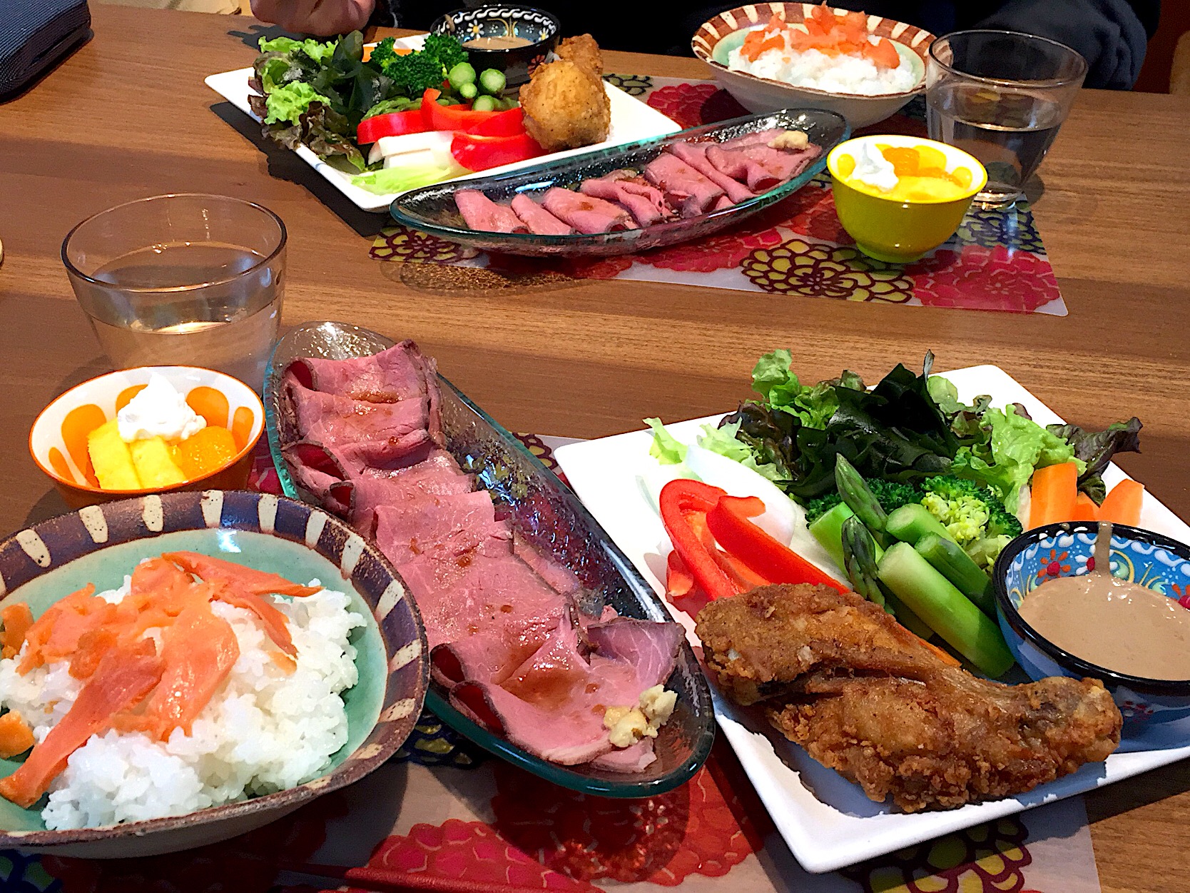 クリスマスイブの晩御飯 チキンレッグ ローストビーフ スティック野菜 酢飯サーモン乗せ パイナップルとみかん かよちゃん Snapdish スナップディッシュ Id Ynmpka