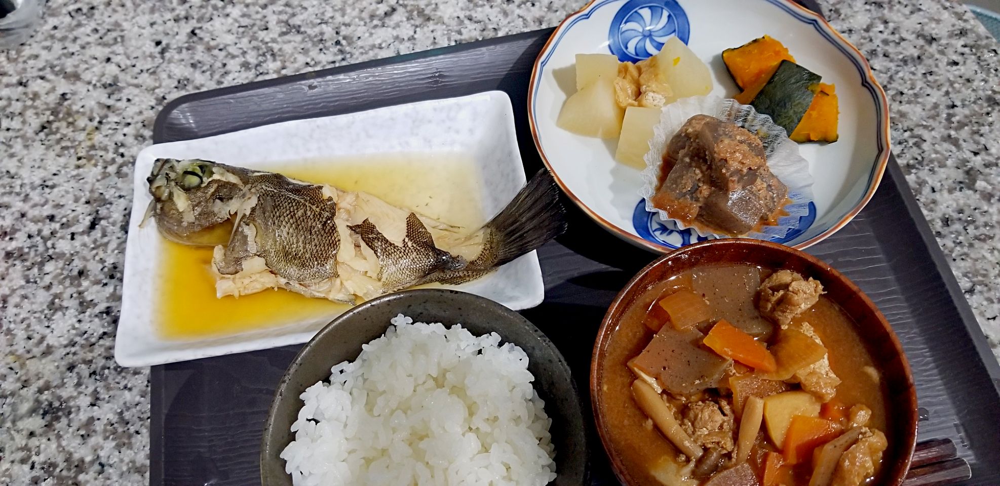 メバルの煮付け 旦那が釣ってきた 煮物プレート 南瓜の煮付け 蒟蒻のピリ辛クルミ味噌和え 大根と揚げの煮物とん汁 あぁちゃん Snapdish スナップディッシュ Id 44eala