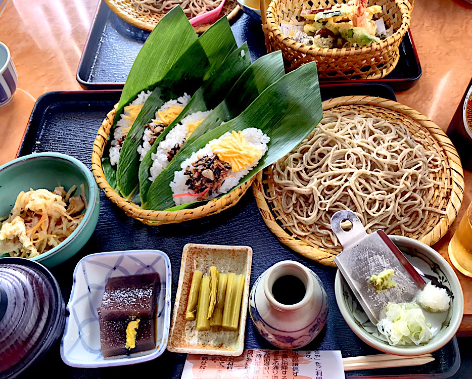 長野県飯山市西乃茶や正受庵御膳 ざる蕎麦に 謙信寿司笹寿司 5枚と小鉢が付いています左下の寒天みたいなのがえご と言って 海草の えご草 から作る 新潟県から北信地方の冠婚葬祭に出されている料理ですが 正直言って自分は苦手なのです 汗キリッと冷えた喉ごし良い蕎麦