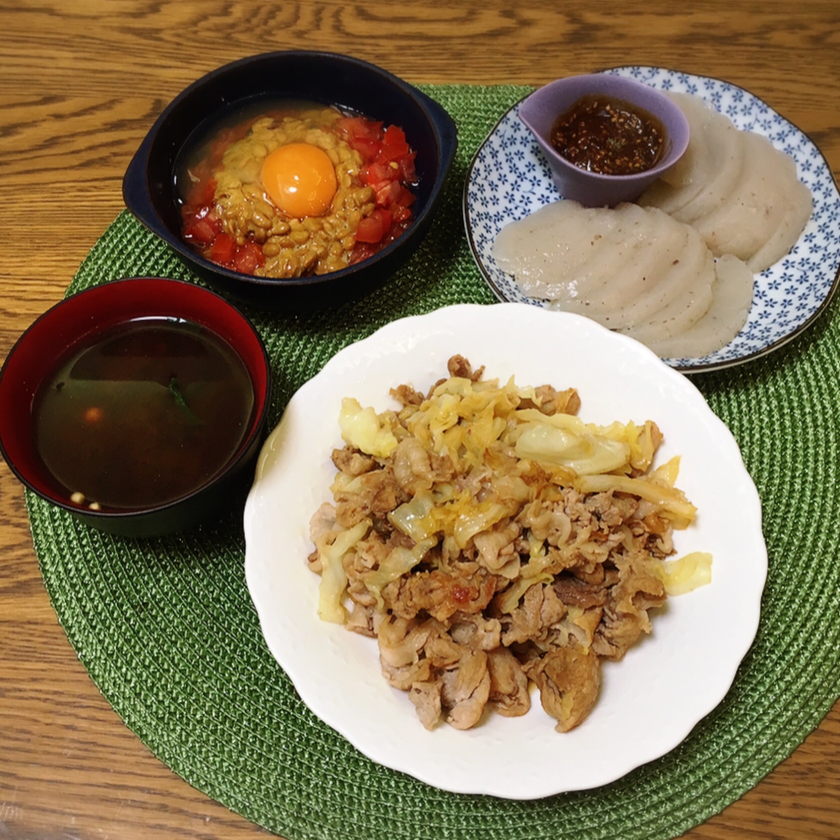 トマトキムチ納豆 さしみこんにゃく キャベツと豚肉の炒め物 えのきとちぢみ小松菜のお味噌汁 美也子 Snapdish スナップディッシュ Id Uaooha