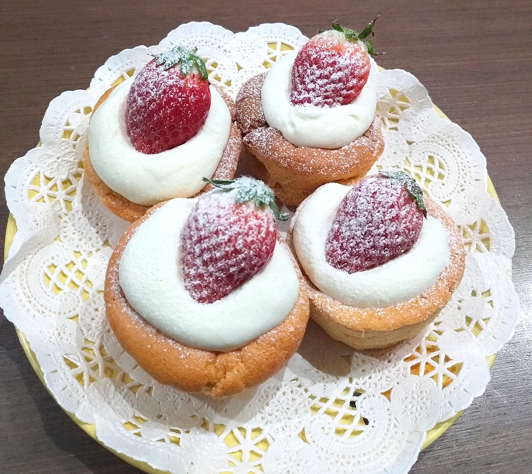 ミニ苺シフォンケーキ
