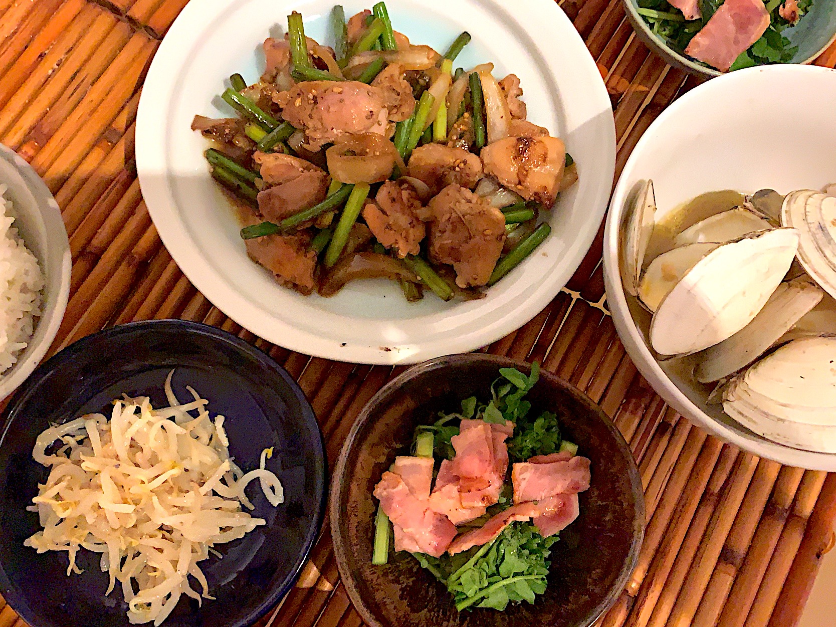 きょうの夜ごはん 鶏肉とにんにくの芽のスタミナ炒め 歯舞産うにのお刺身 白貝の酒蒸し クレソンとベーコンのサラダ もやしナムル 大根とにんじんの味噌汁 Chacha Snapdish スナップディッシュ Id Kgzfya