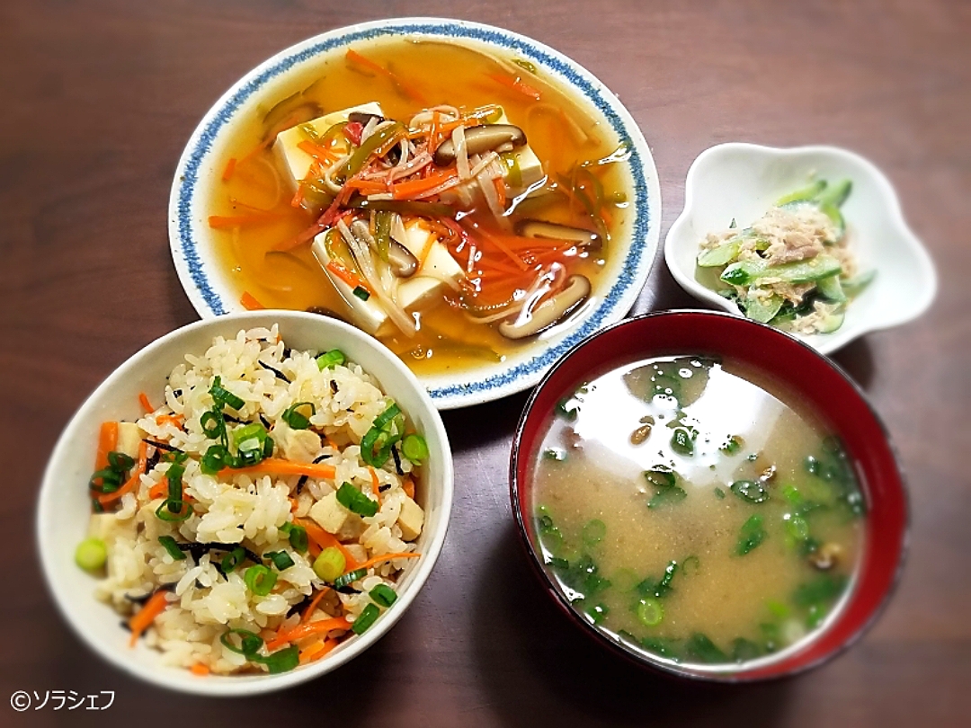 昨日の晩ご飯だよ高野豆腐とひじきの混ぜご飯かにかまと野菜の和風あんかけ豆腐きゅうりとツナの無限サラダなめこの味噌汁 ソラシェフ Snapdish スナップディッシュ Id Puu9xa