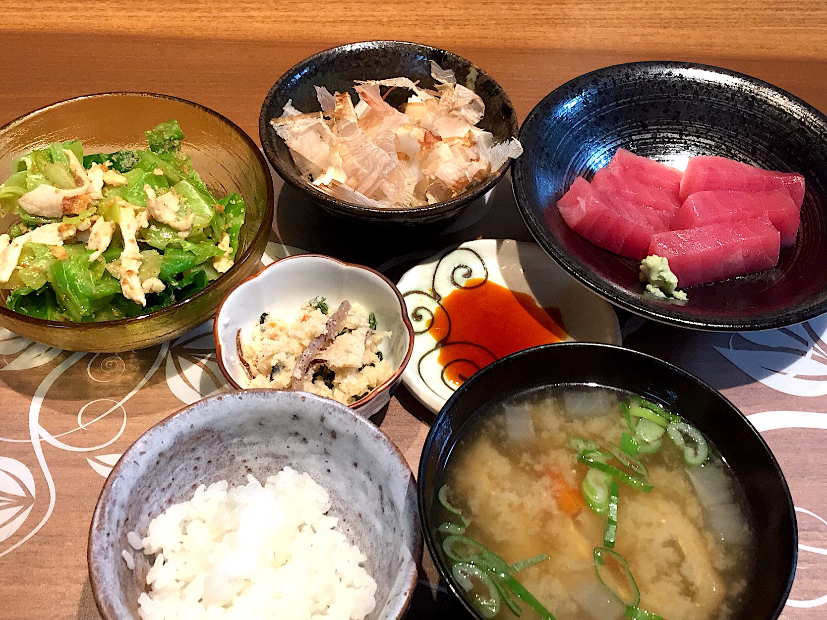 晩御飯 マグロ刺身 春キャベツと鶏胸肉の胡麻油和え 山芋かつをぶしかけ 白米 具沢山味噌汁 かよちゃん Snapdish スナップディッシュ Id Hucg5a