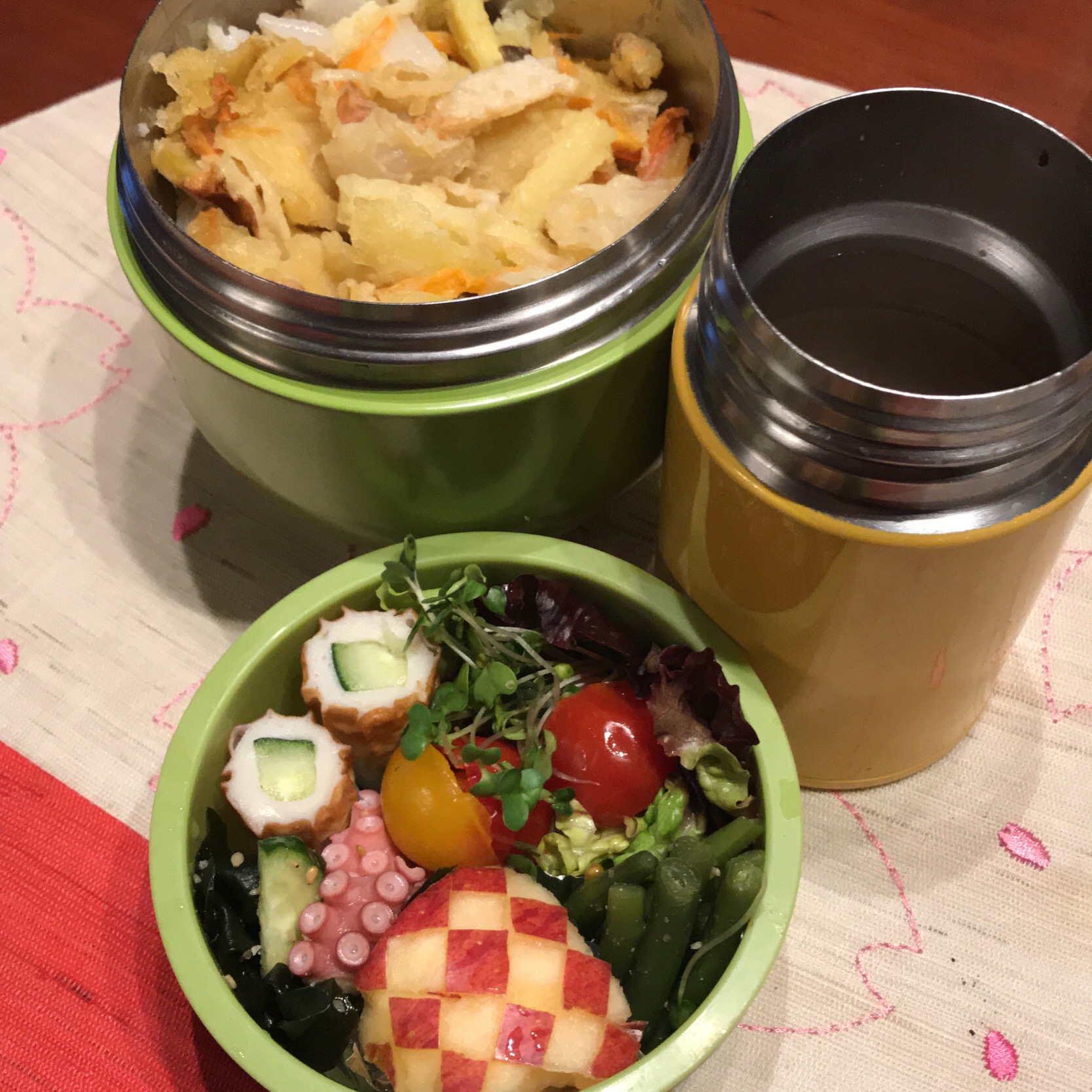 今日のお弁当 新たまねぎのかき揚げ丼 茄子と豆腐のお味噌汁 温かいごはん 召し上がれ冬に逆戻りに なりそうな一日 体調崩さないようにしてね 今日も気をつけて いってらっしゃい Moko Snapdish スナップディッシュ Id 1gxt0a