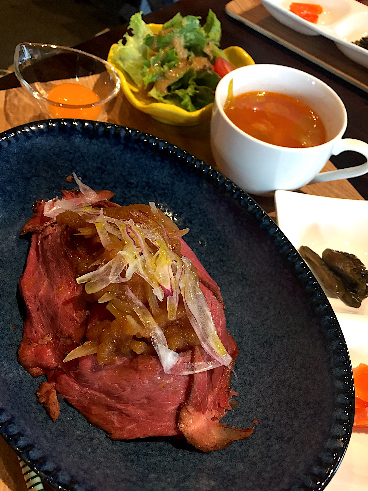 玉ねぎ味噌漬のローストビーフ丼 肉増し 春のつけものカフェ 河村屋 大宮本店 北区別所町 Kazuya Miyuki Snapdish スナップディッシュ Id Imxc4a