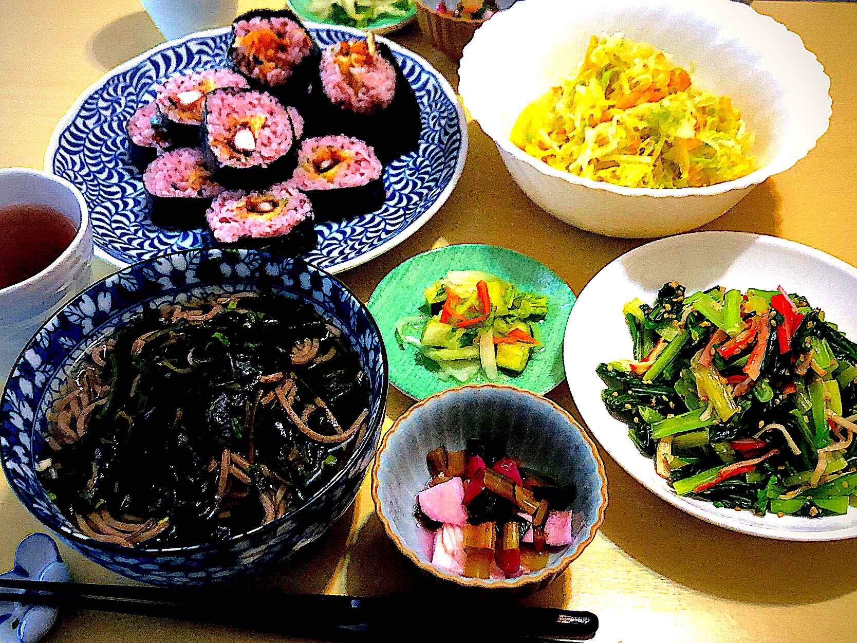 5 16昼食 昼ごはん 海藻とろっとスープのお蕎麦黒米のゲソ天のり巻きおまけの ゲソ天おむすび小松菜とカニかまの胡麻マヨ和え千切り大根入り変わりだねコールスロー 長芋 小松菜としば漬けの甘酢和えキャベツ等の浅漬け食べ切り もへじの 海藻とろっとスープ なかなか