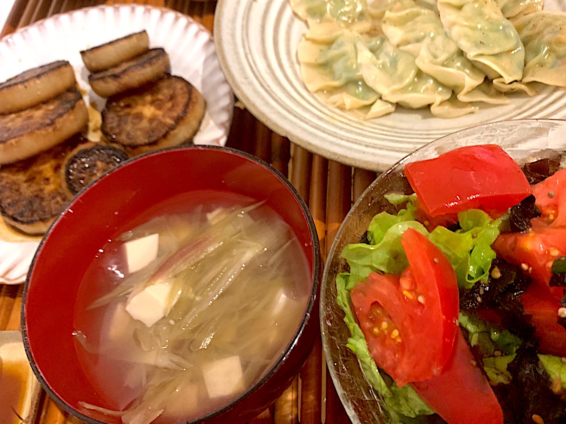 きょうの夜ごはん 魚のすり身餃子 みょうがと豆腐の味噌汁 サンチュとトマトのチョレギサラダ ほうれん草のナムル 大根ステーキ チーズとオリーブのオイル漬け いぶりがっこクリームチーズ Chacha Snapdish スナップディッシュ Id Ysjzma