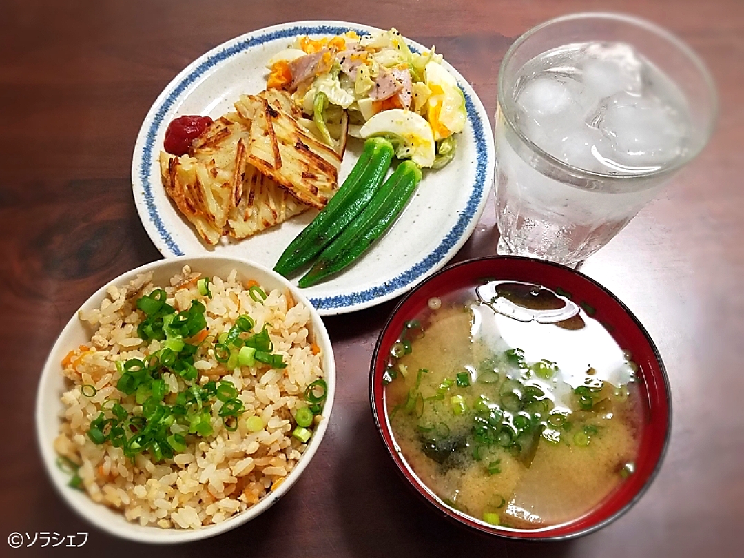 今日の晩ご飯だよ鶏ひき肉とごぼうのだし炊きご飯ポテトとチーズのカリカリ焼きオクラのわさびびたしキャベツと卵のサラダ大根とわかめの味噌汁焼酎水割り ソラシェフ Snapdish スナップディッシュ Id Cj95ia