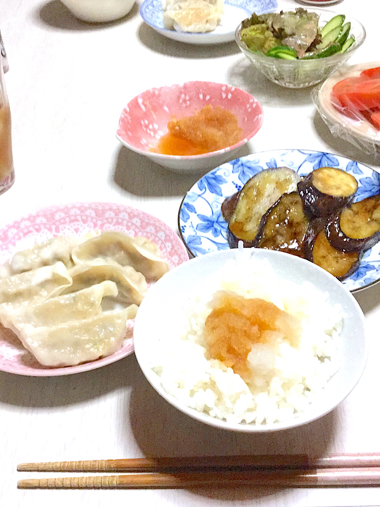 大根おろしご飯 餃子 ニラのお味噌汁 ナスの照り焼き 冷やしトマト ミニグリーンサラダ Aya Snapdish スナップディッシュ Id Nurhfa