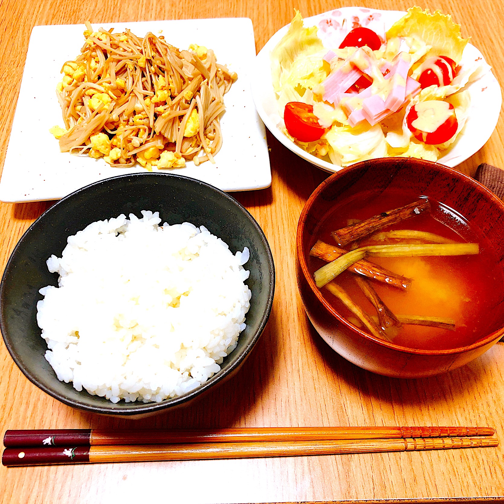 卵とえのきのふんわり炒め サラダ いもがら味噌汁 ごはん少ない材料で卵とえのきのふんわり炒めのレシピ動画 作り方 Delish Kitchen Joco Snapdish スナップディッシュ Id Vkw1ma