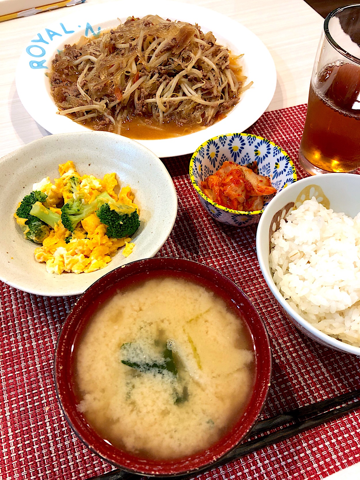 ひき肉ともやしの春雨炒めブロッコリーの卵とじキャベツの味噌汁キムチ キヨ Snapdish スナップディッシュ Id 99mwla