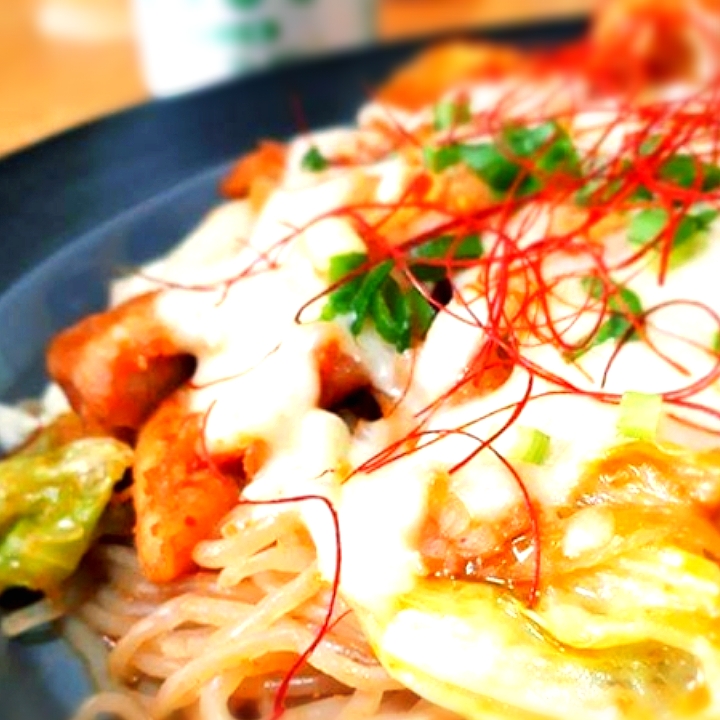 ある日のランチ チーズタッカルビオンザしらたき焼きそば Takuya Hashimoto Snapdish スナップディッシュ Id 40gqwa