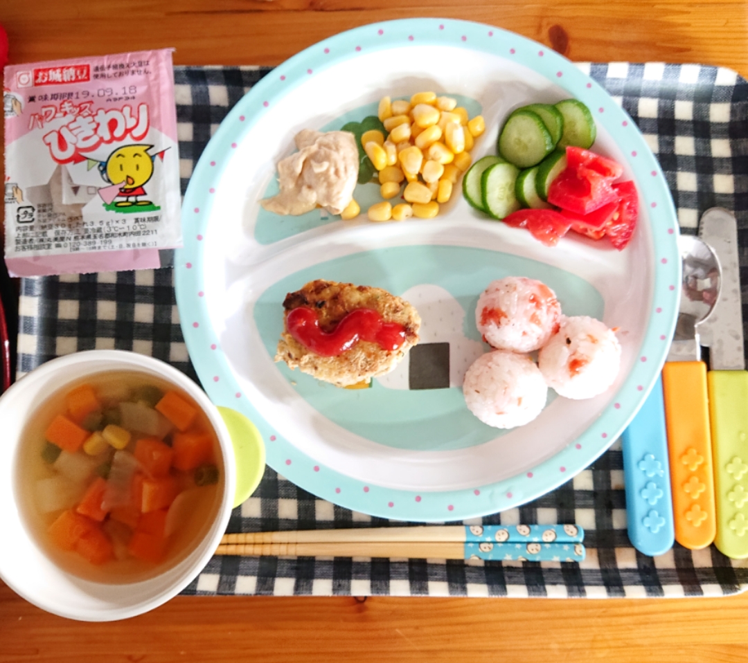 ある日の幼児食 完食記念 鶏豆腐ハンバーグと梅おにぎり 野菜スープとサラダ ひき割り納豆 なお Snapdish スナップディッシュ Id Ri9a8a