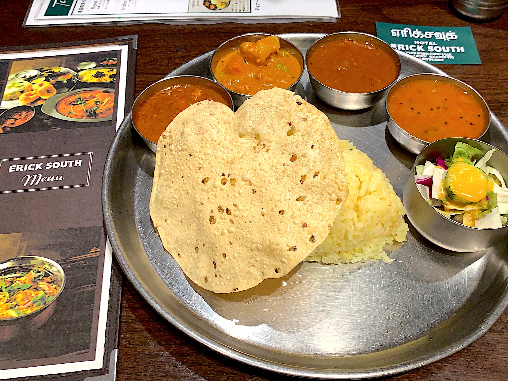 南インドカレーのホリデーランチ 1 390 エリックチキンカレー ココナツ野菜カレー 黒胡椒ビーフカレー サンバル ホットチャイ エリックサウス 南 インドカレー カリー仙人 Snapdish スナップディッシュ Id M5adla