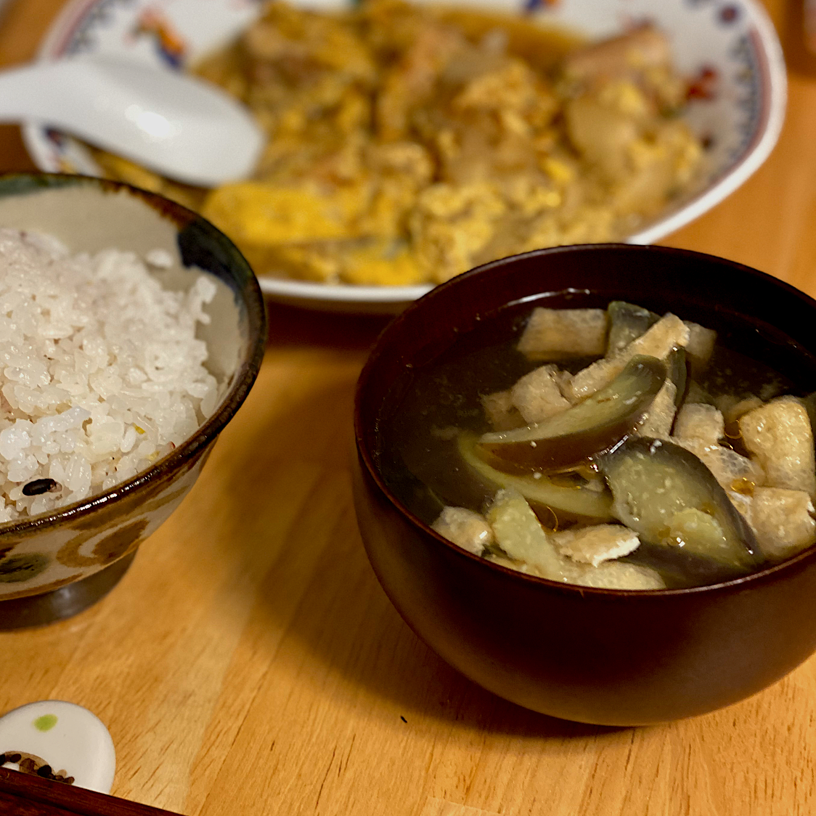 今日のお味噌汁 なすと油揚げにごま油かけてみた 実はめちゃくちゃ薄味になっちゃったけどむしろごま油のコクが味わえましたよ けんたろう Snapdish スナップディッシュ Id 5zfwaa