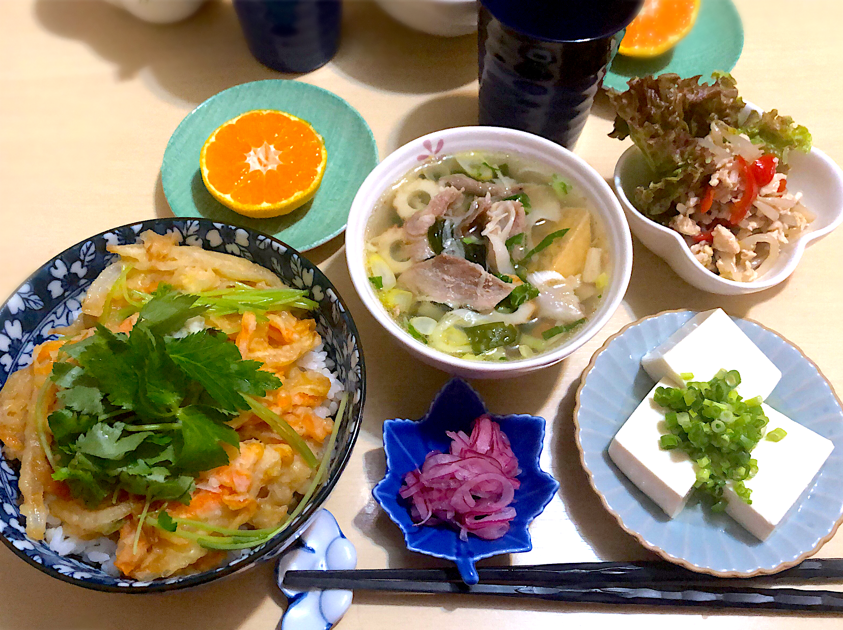 10 23 水夕食 晩ごはん かき揚げ丼 もやしと鶏ひき肉の炒め物 冷奴赤玉ねぎの甘酢 厚揚げ白菜等の汁物 みかん 我が家にしてはごくごく稀な 真っ当な時間の夕食 おさんどん Snapdish スナップディッシュ Id 11lzbaa