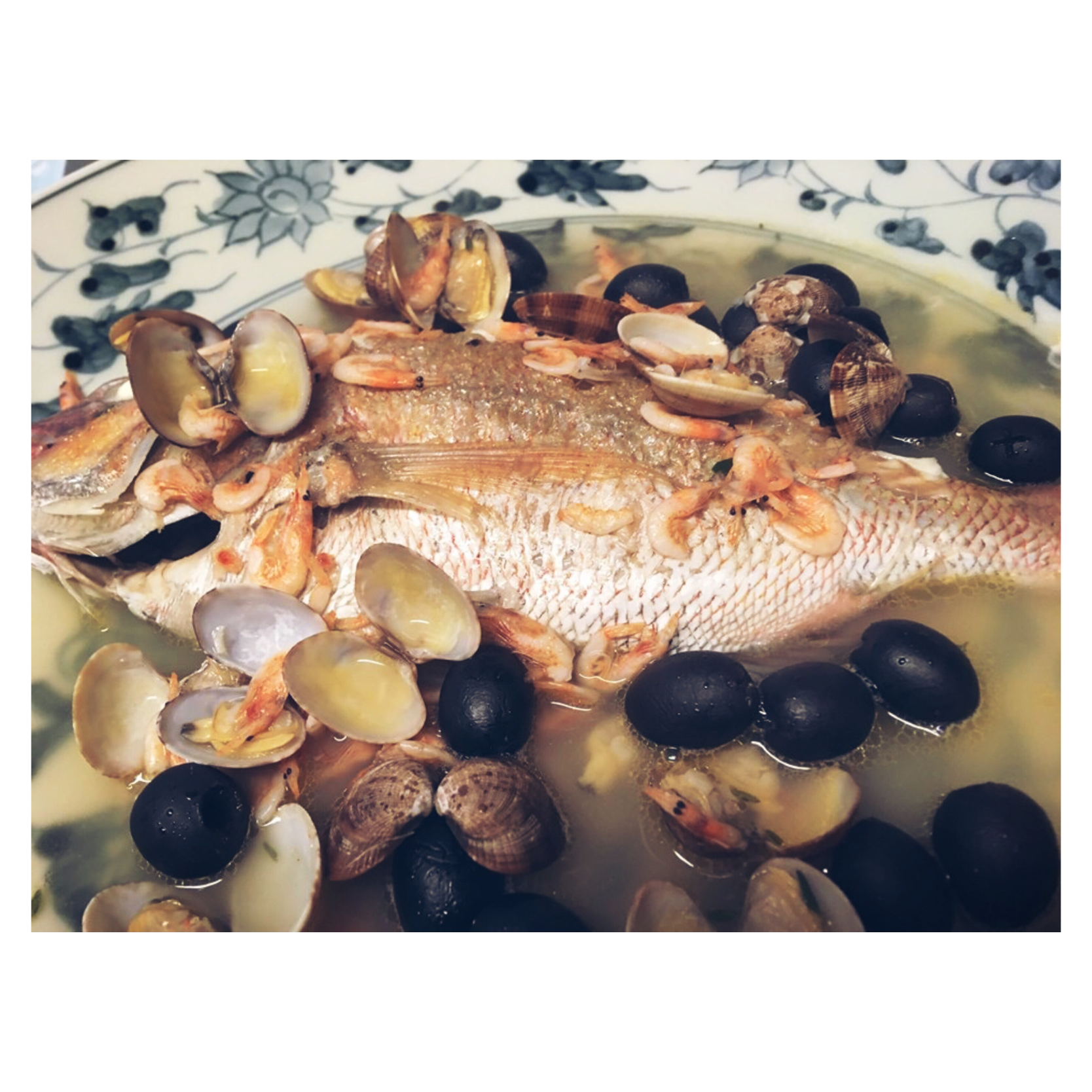 ◇出張レストランの料理◇ 尾頭付きの鯛のアクアパッツァ　〆は魚介の風味の赤飯おじやリゾットで