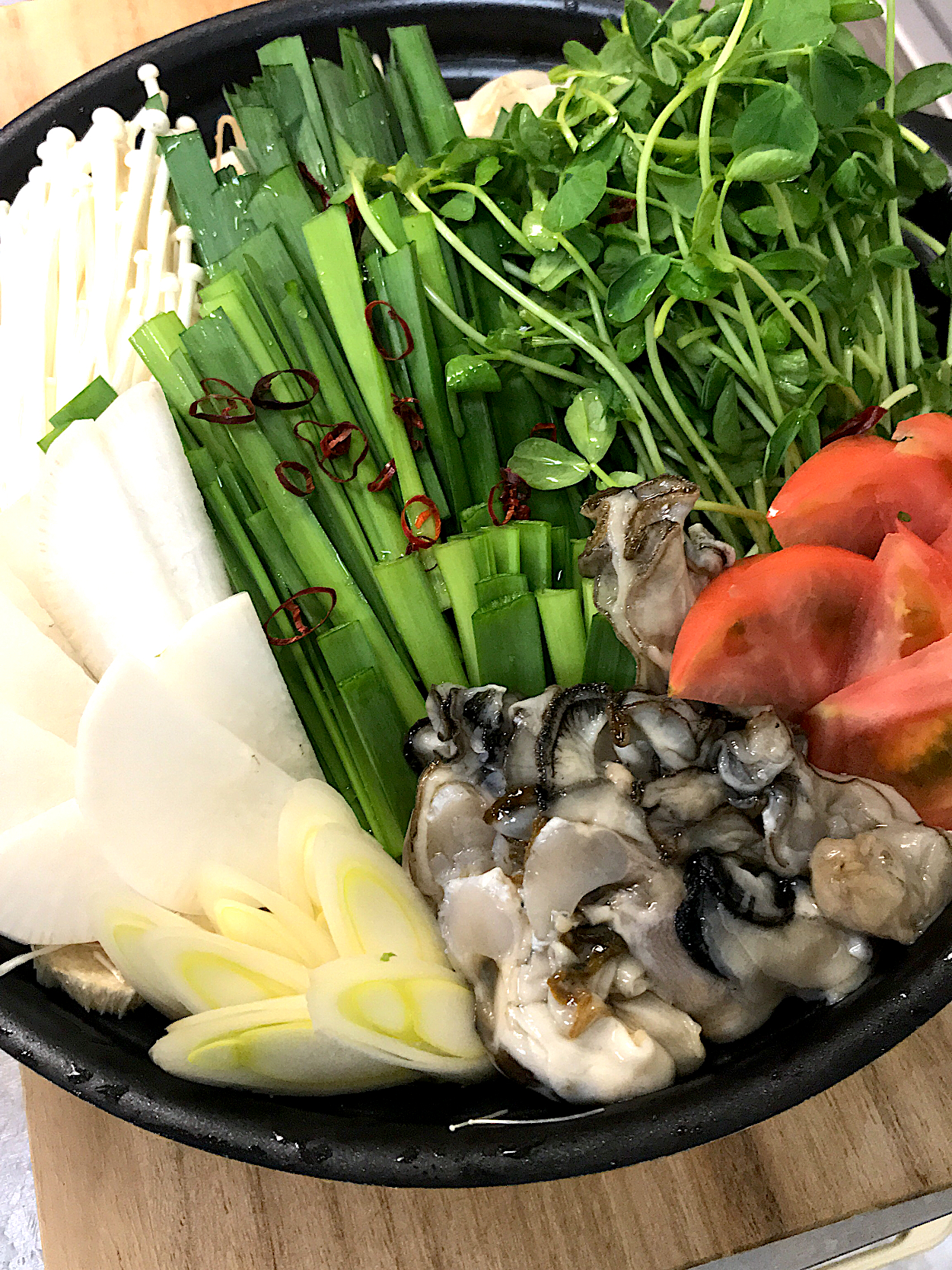 牡蠣とトマトのチゲ鍋