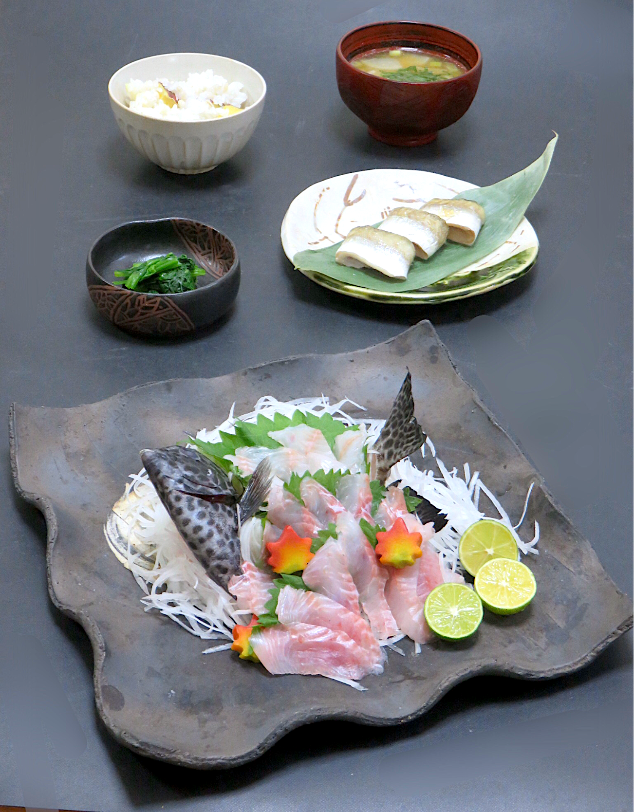 今晩は 石垣鯛幼魚姿造り ほうれん草醤油洗い カマス塩焼き両褄 根菜味噌汁 もち麦さつまいもご飯 Akazawa3 Snapdish スナップディッシュ Id X1zraa