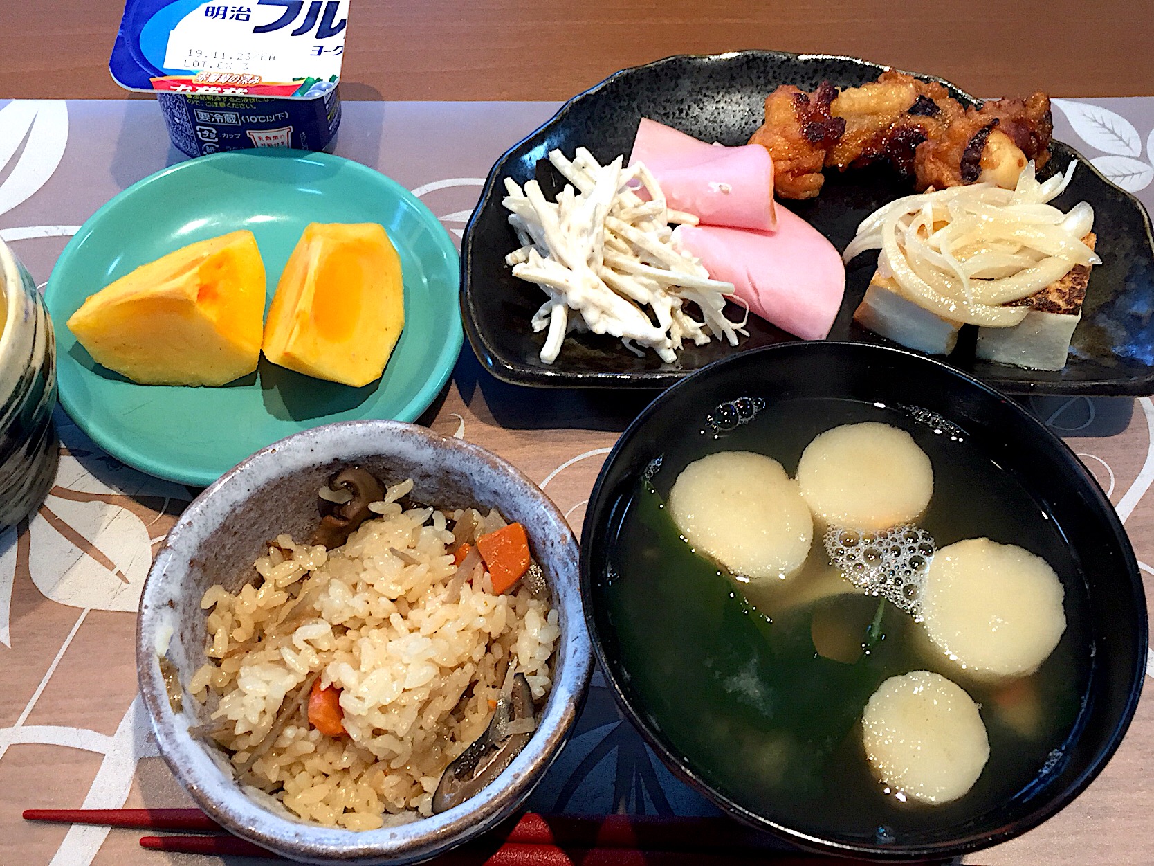 朝ごはん 焼き絹揚げの玉ねぎマリネ添え たこあげ ハム ごぼうサラダ 炊き込みご飯 わかめとカニカマとカチリと麩の味噌汁 柿 ぶどうヨーグルト 緑茶 かよちゃん Snapdish スナップディッシュ Id Vskr1a