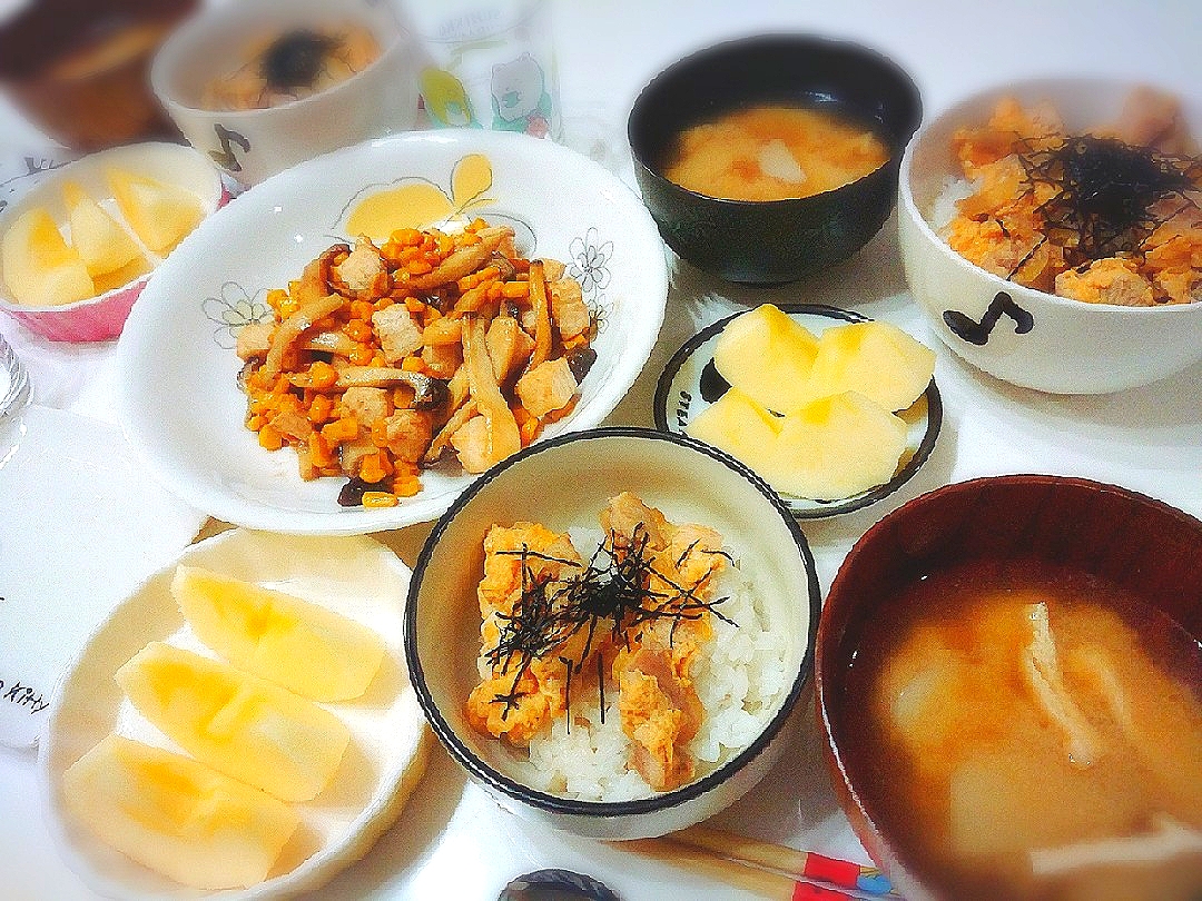 親子丼 カジキとコーンとエリンギのバター醤油炒め お味噌汁 里芋 油揚げりんご プリン Snapdish スナップディッシュ Id Pj1maa