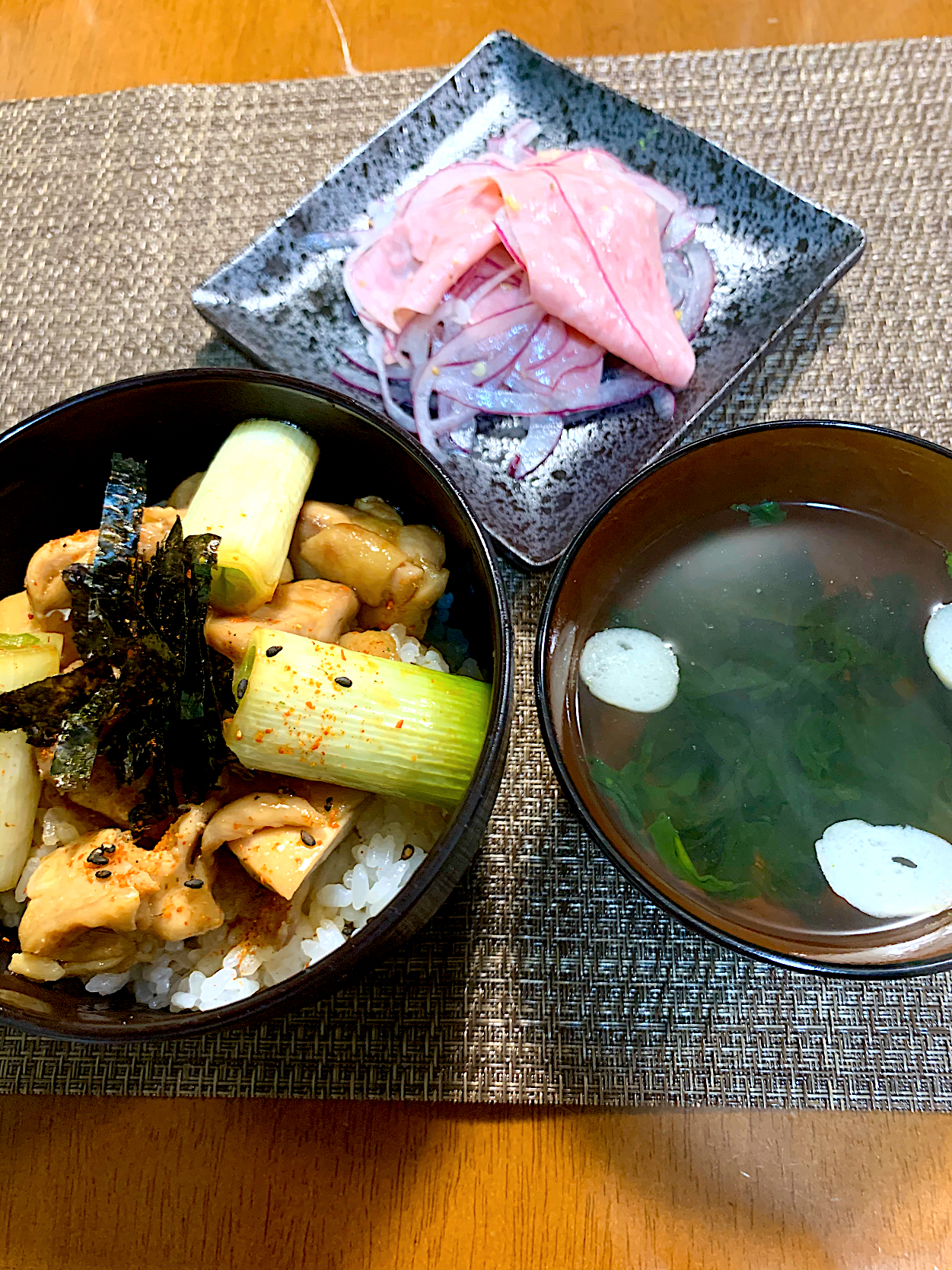 焼き鳥丼 紫玉ねぎとサラミハムのマリネ お吸い物です レモン Snapdish スナップディッシュ Id Lovdna