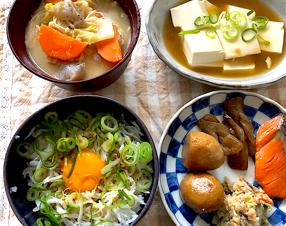 しらす丼 こんにゃくの炒め物 さといもの煮つけ 具だくさん味噌汁 絹豆腐のあんかけと おからと焼き魚 これは買ったやつともらったやつ Kko Snapdish スナップディッシュ Id Bhhica