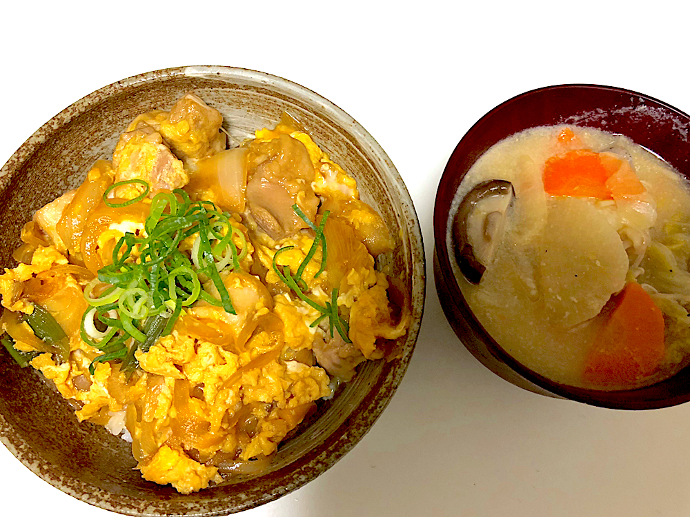 たっぷりお肉の親子丼と 味噌汁/KKO | SnapDish[スナップディッシュ] (ID:PvKy8a)