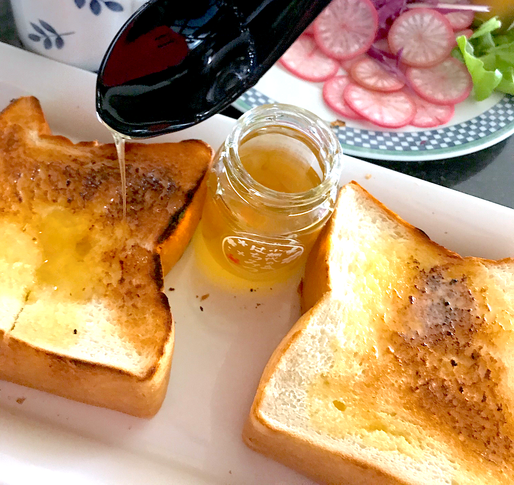 午後の食パン これ半端ないって言う名前の食パンをトーストしてfoodieさんに頂いた蜂蜜をたらして シュトママ Snapdish スナップディッシュ Id Rlw0aa