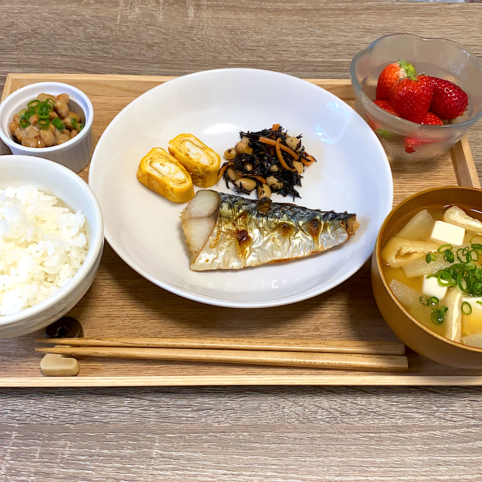 納豆ご飯 鯖の塩焼き 卵焼き ひじきの煮物 味噌汁 いちご M I Snapdish スナップディッシュ Id S0g8va