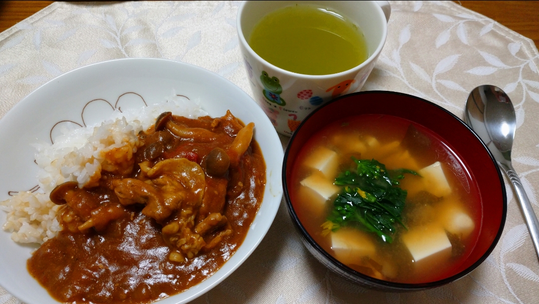 3 19の夕食 新玉ねぎと豚肉のカレー 豆腐の味噌汁 卯月 Snapdish スナップディッシュ Id Azpsaa